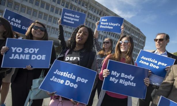 Demonstrators support abortion rights of undocumented pregnant teenager